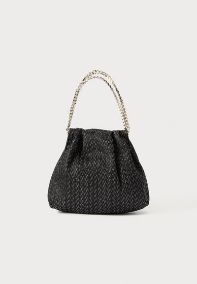 Sac à main noir texturé avec un motif en chevrons, design froncé et une anse en chaîne métallique. Le tissu doux offre une apparence élégante.