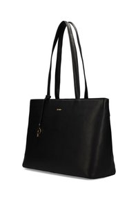 Zwarte leren tote bag met een gestructureerd oppervlak, twee lange handvatten en een klein gouden accent. Heeft een ritssluiting en minimale branding.
