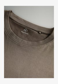 Selezionato, black taupe brown white warm stone