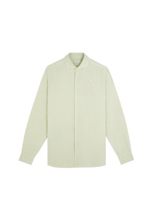 Camisa de manga larga color verde claro con botones, cuello y puños, mostrada extendida sobre fondo blanco.