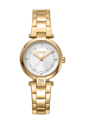 Orologio in metallo dorato con cassa rotonda, quadrante argentato, lancette dorate e tre accenti di diamante. Presenta un bracciale a maglie con logo DKNY.