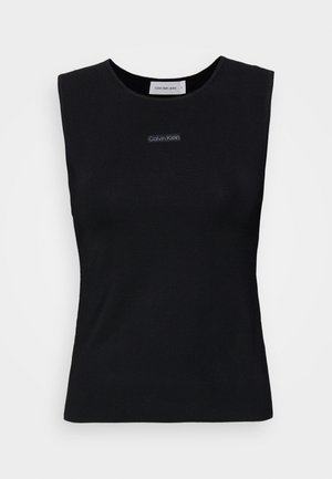 Top sans manches noir en tissu lisse. Doté d'un col rond et d'un petit logo Calvin Klein au centre. Design simple et ajusté.