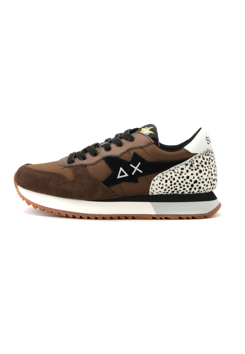 Sneaker in suede e pelle marrone con logo a stella nera, accenti bianchi macchiati, lacci neri e suola in gomma con motivo testurizzato.