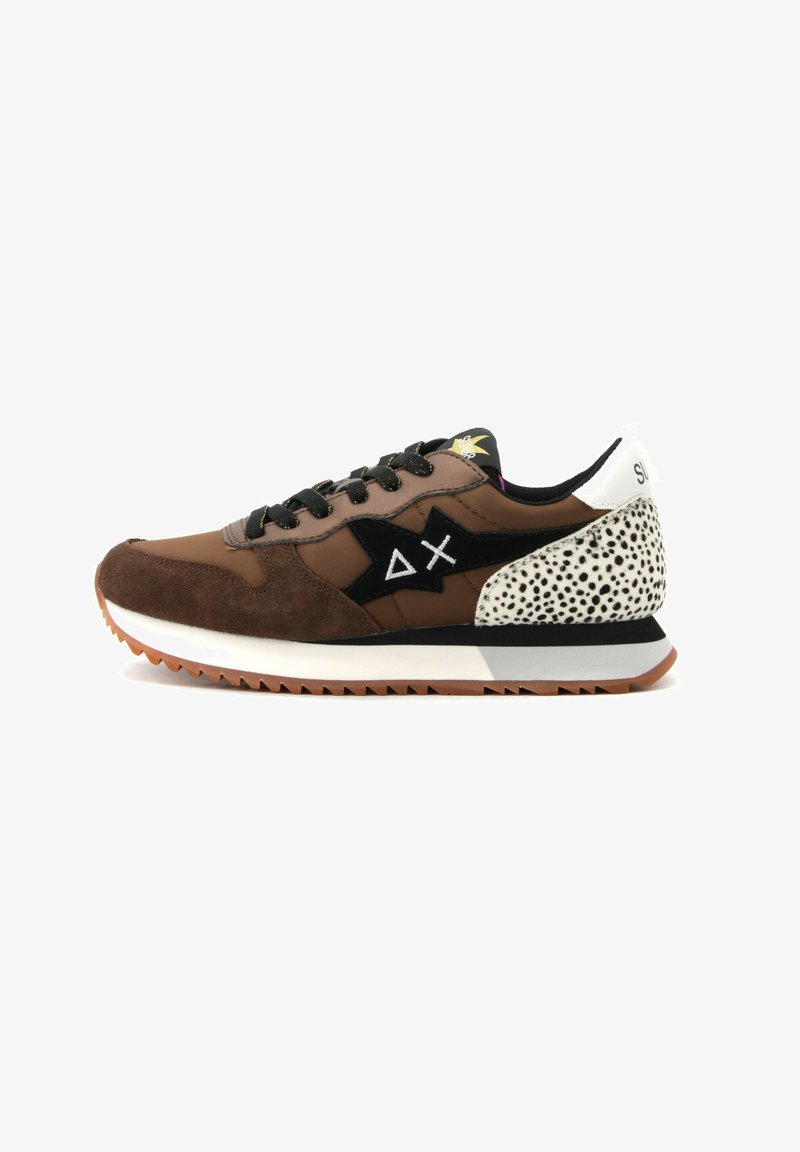 Sneaker in suede e pelle marrone con logo a stella nera, accenti bianchi macchiati, lacci neri e suola in gomma con motivo testurizzato.