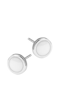 Okrągłe kolczyki-stud z wypolerowaną srebrną obręczą i białym emaliowanym środkiem, z bezpiecznym zapięciem typu post-back.