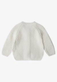 Weißer Strickpullover mit geripptem Muster, überschnittenen Schultern und rundem Halsausschnitt, mit lockerem Schnitt und minimalistischem Design.