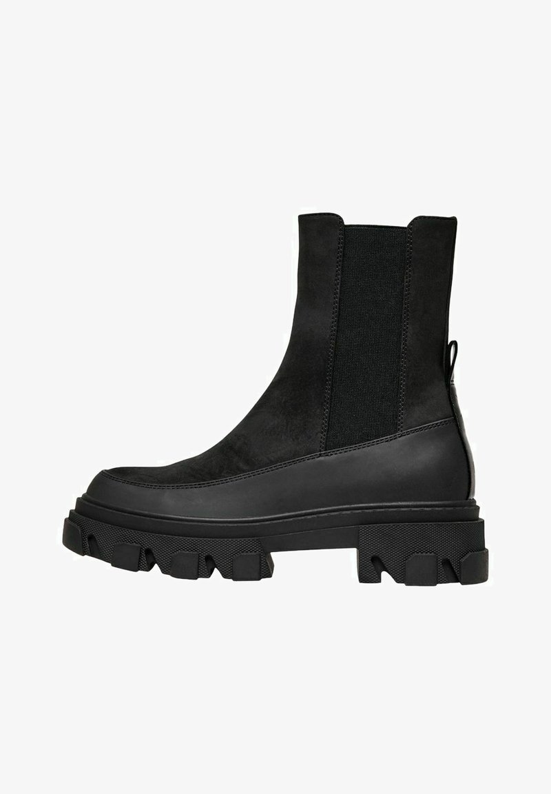 Svarta ankelboots med en slank design, tillverkade av en blandning av slät läder och mjuk mocka, med elastiska sidopaneler och en kraftig gummisula.