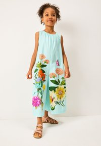 Een mouwloze, lichtblauwe jurk met bloemmotieven in levendige kleuren, met roze en oranje bloemen en een vlinderaccent.