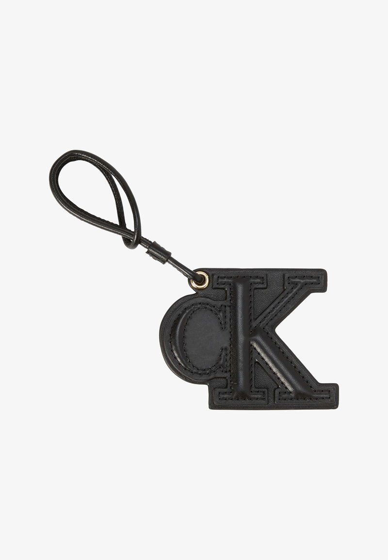 Porte-clés en cuir noir avec les lettres "cK" cousues, et une boucle attachée par un anneau métallique.
