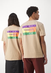 Tommy Jeans TJM REG SUMMER FLAG TEE EXT - Camiseta estampada - tawny sand