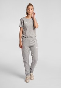 Grijze katoenen T-shirt en bijpassende joggers met een elastische tailleband, voorzien van een subtiel logo op de borst en zijzakdetails.