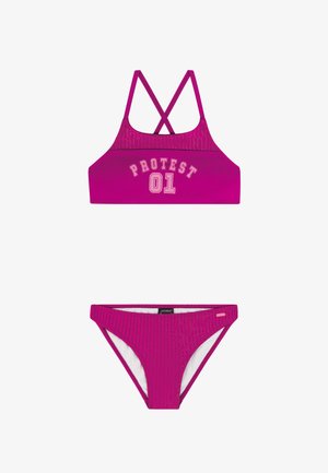 Svijetloroze dvodijelni bikini s rebrastom teksturom, s križnim trakama na gornjem dijelu i tekstom "PROTEST 01" na prednjoj strani.