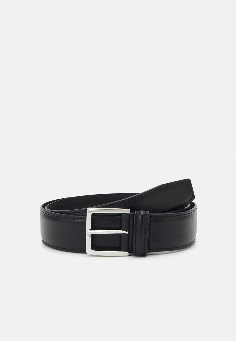 Ceinture en cuir noir avec une boucle en argent, design plat, texture lisse et couture contrastante le long du bord.