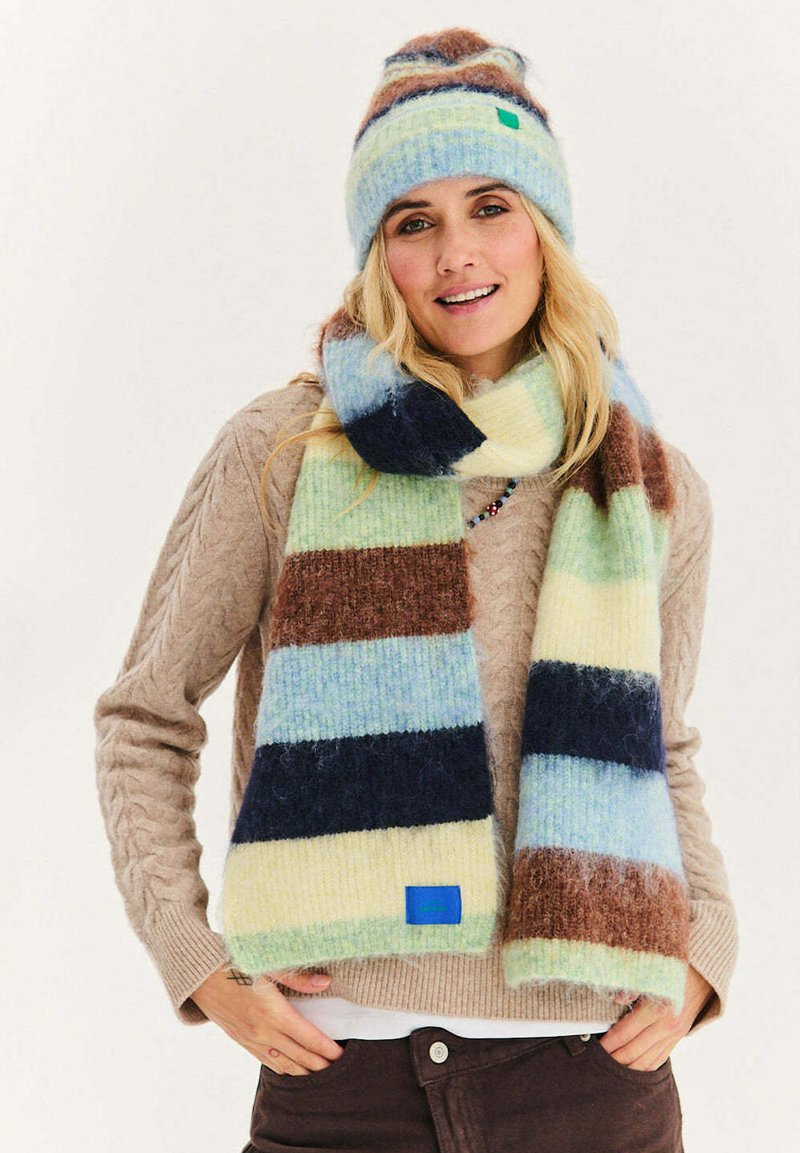 Zestaw czapki i szalika w paski w pastelowych kolorach, wykonany z miękkiej mieszanki wełny, z niebieskimi, zielonymi, brązowymi i kremowymi paskami. Zachowaj ciepło ze stylem.