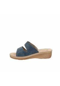 Sandales compensées en suède bleu avec deux courroies découpées, semelle intérieure rembourrée et semelle en caoutchouc texturé. Présente un accent naturel en liège.