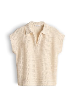 Crème-kleurige, gebreide top met korte mouwen, een gestructureerd patroon en een open kraag, platgelegd op een witte achtergrond.