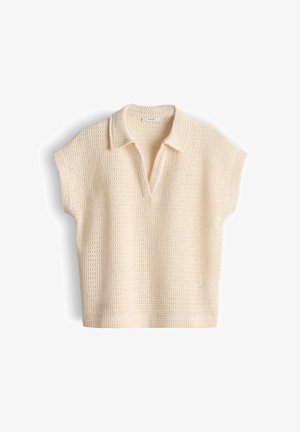 Crème-kleurige, gebreide top met korte mouwen, een gestructureerd patroon en een open kraag, platgelegd op een witte achtergrond.