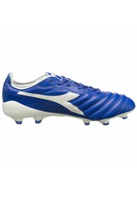 Scarpa da calcio blu in pelle sintetica con accenti bianchi, superficie texturizzata e tacchetti conici su una suola bianca per una migliore aderenza.