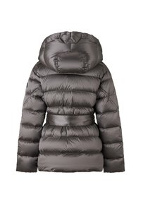 Grå dunjakke med hætte, taljebælte og horisontalt quiltet design. Skinnende, glat tekstur med polstrede sektioner for isolering.