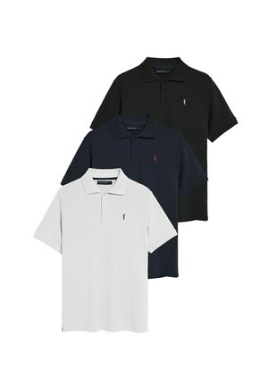 Drei Poloshirts in Weiß, Marineblau und Schwarz. Jedes hat einen Kragen, kurze Ärmel und ein kleines Logo auf der linken Brust. Aus Baumwollmaterial.