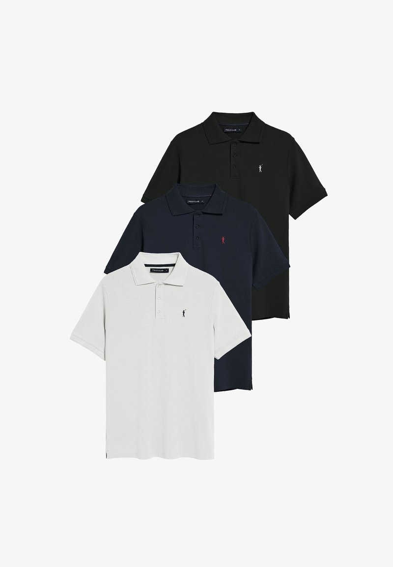 Tre polo shirt in bianco, blu navy e nero. Ognuno presenta un colletto, maniche corte e un piccolo logo sul lato sinistro del petto. Materiale in cotone.