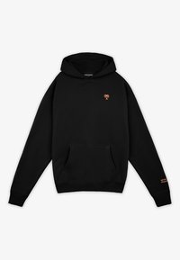 Sudadera negra con bolsillo frontal, pequeño logo de palmera naranja en el pecho y texto naranja "NEVER PEGADOR" en el puño de la manga derecha.