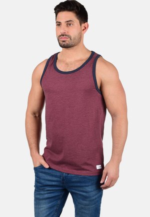 Bordeauxfarbenes Tanktop mit navyfarbener Rundhalsausschnitt-Besatz, aus einem weichen Stoff gefertigt. Es hat eine lockere Passform und ein kleines Markenetikett am Saum.