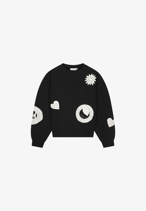 Zwarte sweatshirt met witte abstracte vlekken, waaronder harten, een zonnestraal, een cirkelpatroon en geribbelde manchetten en zoom.
