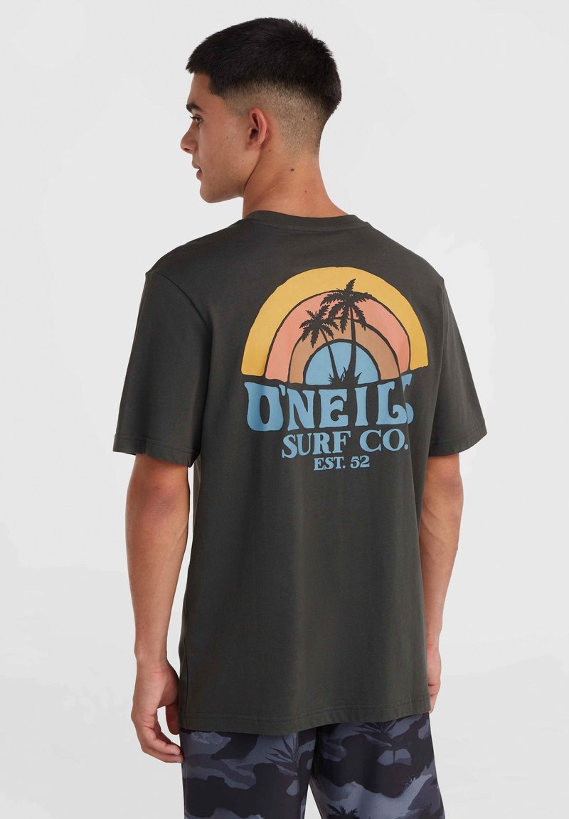 Donker groene katoenen T-shirt met een grafisch ontwerp van een zonsondergang, palmbomen en de tekst "O'Neill Surf Co. EST. 52" op de achterkant. Korte mouwen.