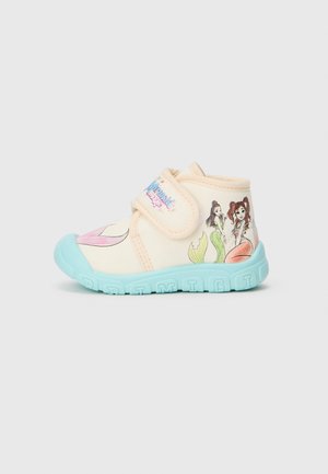 Scarpe per bambini color beige chiaro con suola in gomma turchese, decorate con illustrazioni di sirene e dotate di un cinturino con chiusura a strappo.