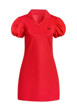 Czerwona sukienka polo z krótkimi bufkami, dekoltem w serek i małym czarnym logo. Wykonana z gładkiego materiału. Krótki dół.