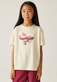 Camiseta de manga corta crema con un gráfico de montaña en forma de corazón en tonos rosa y púrpura, con detalles florales blancos en la parte inferior.