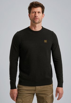 Zwart gestructureerd sweater met een ronde hals, lange mouwen en een klein gouden logo-opdruk op de borst. Zachte stof, aansluitend ontwerp.