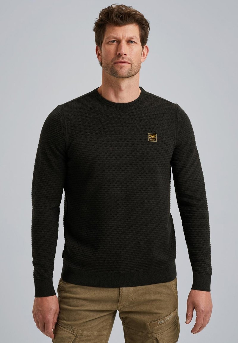 Zwart gestructureerd sweater met een ronde hals, lange mouwen en een klein gouden logo-opdruk op de borst. Zachte stof, aansluitend ontwerp.
