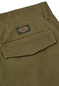 Olijfgroene katoenen broek met een achterzak met een gestikte flap en een zwart label met de tekst "JACK & JONES." Soepele structuur.