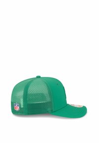 Casquette verte avec un panneau frontal solide et un dos en mesh. Présente une visière courbée et une étiquette du logo de la NFL sur le côté. Texturée et légère.