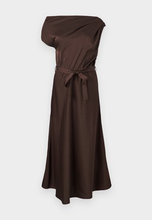 Brązowa satynowa sukienka midi na jedno ramię z wiązaniem w talii i lekkim rozkloszowaniem przy brzegu.