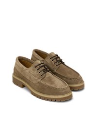 Braune Wildlederschuhe mit runder Zehenform, Schnürdesign und einer dicken Gummisohle mit strukturiertem Profil.