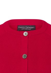 Rote Kaschmir-Strickjacke mit rundem Ausschnitt, ausgestattet mit einem Knopfverschluss und einem Markenetikett mit der Aufschrift "Franco Callegari pure cashmere."