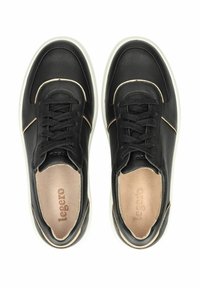 Sneaker in pelle nera con lacci, caratterizzati da una suola bianca e un accento beige sui lati. Texture liscia con una punta arrotondata.
