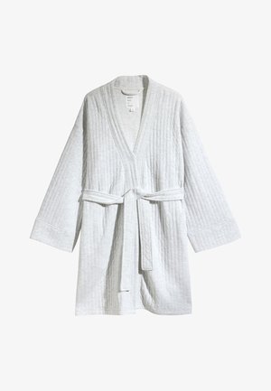 Peignoir matelassé gris clair avec manches longues et ceinture nouée à la taille, présenté sur fond blanc.