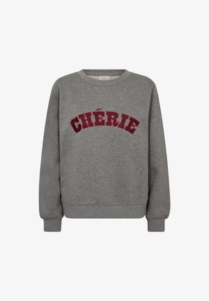 Grijze sweatshirt met een ronde hals, geribbelde mouwen en een borduurwerk in maronnekleur met "CHÉRIE" over de voorkant in een gebogen ontwerp.