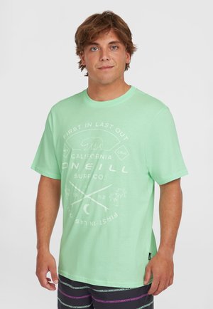 Lichtgroene katoenen t-shirt met een witte grafische ontwerp met tekst en symbolen, korte mouwen en een relaxte pasvorm.