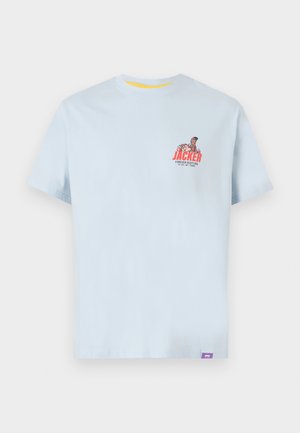 Világoskék pamut póló, amely piros színű "JACKER" felirattal ellátott grafikai nyomattal rendelkezik. Rövid ujjú, kerek nyakú, és kis lila logó található az alján.