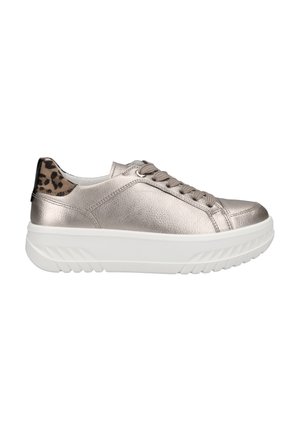 Baskets en métal rose gold avec une tige texturée, semelle plateforme blanche et accent de talon en imprimé léopard. Comprend des lacets ronds et des œillets plats.