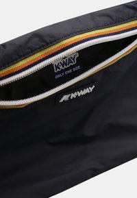 Borsetta blu navy con zip bianca, bordo multicolore e due loghi K-Way, uno all'interno e uno sul davanti.