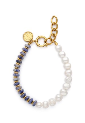 Pulsera con perlas blancas y cuentas de piedra azul alternadas, cuentas separadoras de oro, eslabones de cadena de oro y un cierre redondo de oro con un pequeño colgante.