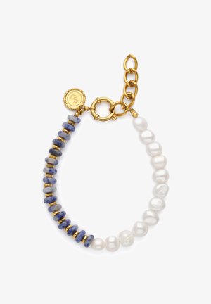 Pulsera con perlas blancas y cuentas de piedra azul alternadas, cuentas separadoras de oro, eslabones de cadena de oro y un cierre redondo de oro con un pequeño colgante.