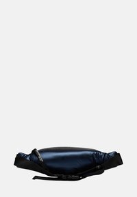 Zwart en blauw gewatteerde heuptas met een gladde, glanzende textuur. Beschikt over een zwarte verstelbare schouderband en een opvallend merklabel.