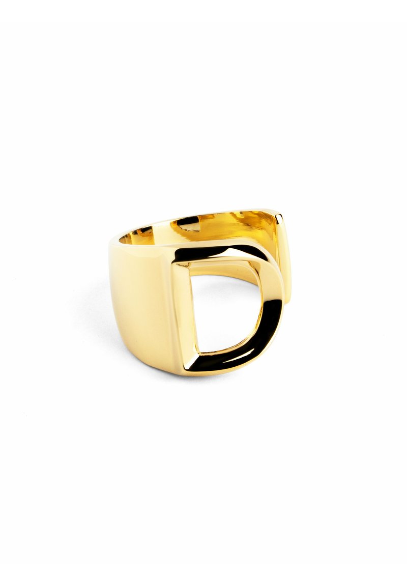 Anello in metallo dorato con una fascia larga e un design geometrico aperto con un'intaglio a forma di D. Superficie liscia e lucida con una finitura riflettente.